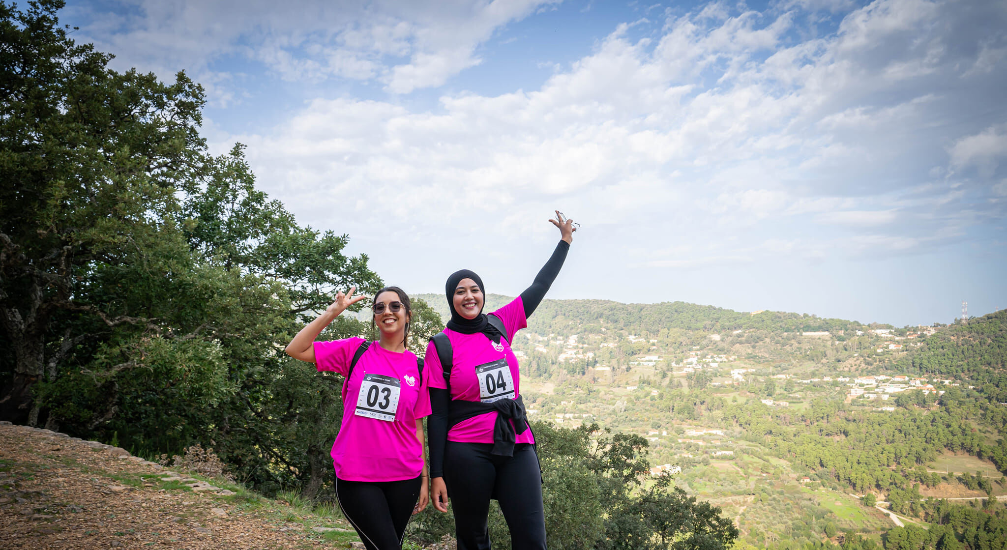 Deux coureuses de Trai’ELLE célèbrent sur un sentier avec vue sur les montagnes de Kroumirie